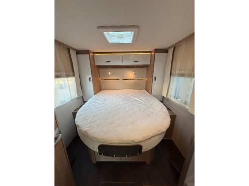 Laika Kosmo 212 leveling system queen bed 7m photo: 2