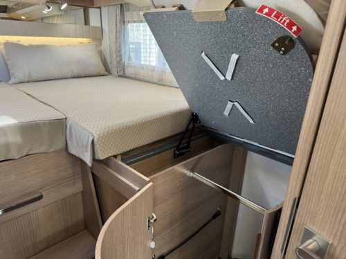 Malibu by Carthago T 430 KB LE 140 hp AUTOMATIC 9-Speed Euro6 Fiat Ducato **Single beds/4 seats/Awning/32" Smart TV/XXL Garage/Only photo: 23
