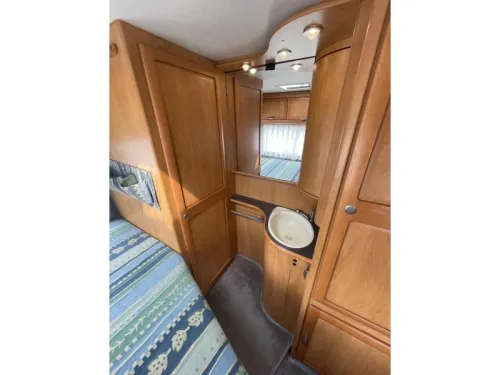 Hymer B 674 Lit fixe Lit escamotable photo : 13