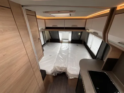 Knaus Sudwind Black Selection 500 EU ENKELE BEDDEN-VLOERVERW Foto: 11