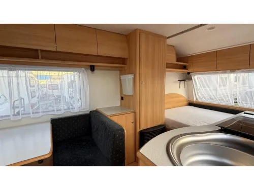 Home-Car Racer Trophy 43 fixed bed dinette toilet photo: 4