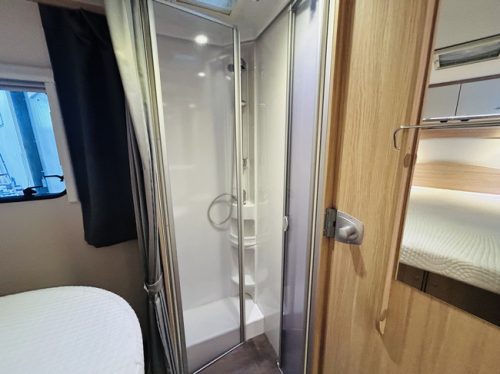 Sunlight T69L Queensbed et lit escamotable en bon &eacute;tat. photo: 18