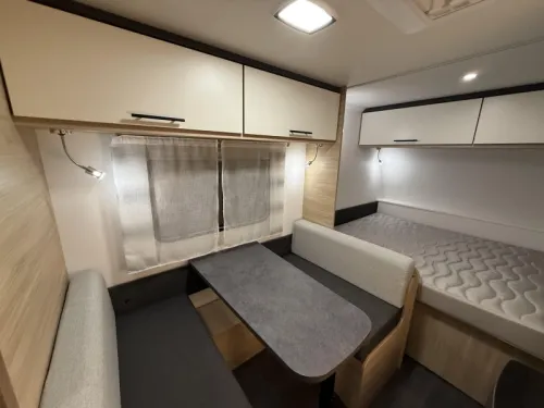 Caravelair Alba 400 FESTBETT DINETTE MARKISE Foto: 7