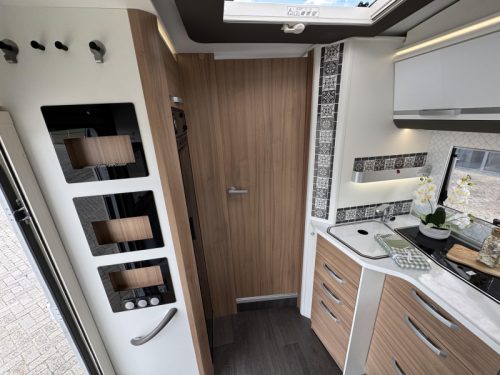 Adria Matrix Plus 670 DC Queensbett Hubbett Wechselrichter Foto: 16