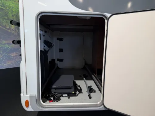 LMC Cruiser 732 T automatic - 5-seater - lift bed photo: 7