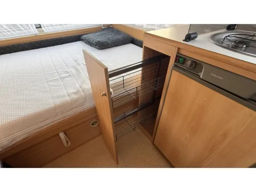 Home-Car Racer Trophy 43 fixed bed dinette toilet photo: 9