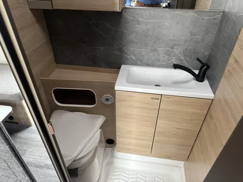 Weinsberg CaraOne Edition HOT 450 FU Franz&ouml;sisches Bett / Rundsitzgruppe  Foto: 6