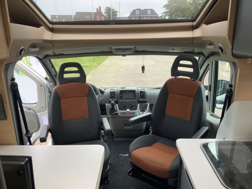 Knaus Van Ti 600 ME &ndash; Complete 3 liter 160 HP Semi-integrated, fixed bed, half-dinette, swivel seats Motorhome centre on the road photo: 19