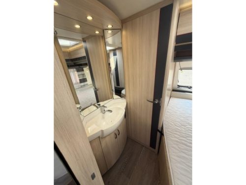 Hobby De Luxe Edition 460 UFE Including Awning and Mover photo: 16