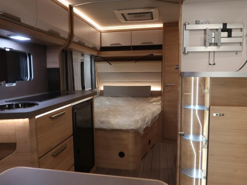 Knaus Sudwind Black Selection 450 FU FRENCH BED / DINETTE photo: 2