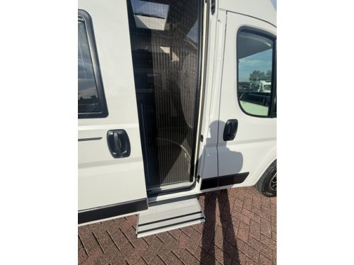 P&ouml;ssl Summit Prime 540 skyroof 9 speed automatic Euro 6 transverse bed navi camera remis plisse flyscreen bicycle rack alloy wheels climate ctr cruise ctr photo: 3