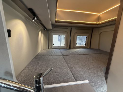 P&ouml;ssl summit shine 540 165 ch Fourgon am&eacute;nag&eacute; lit transversal store crochet de remorquage remis pliss&eacute; climatisation porte moustiquaire apple carplay cam&eacute;ra demi-cuir photo : 18