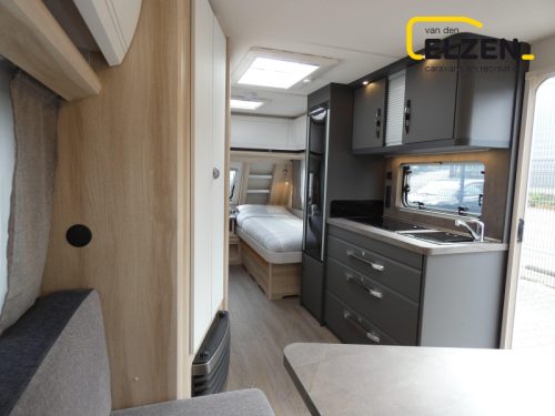 Hobby De Luxe 495 UL White Edition Special Package photo: 11