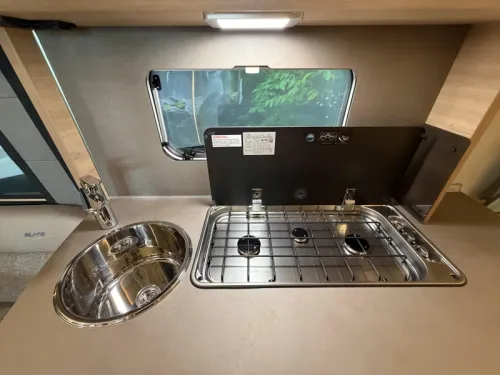 Knaus Sudwind Black Selection 450 FU Dachklimaanlage / franz&ouml;sisches Bett Foto: 16