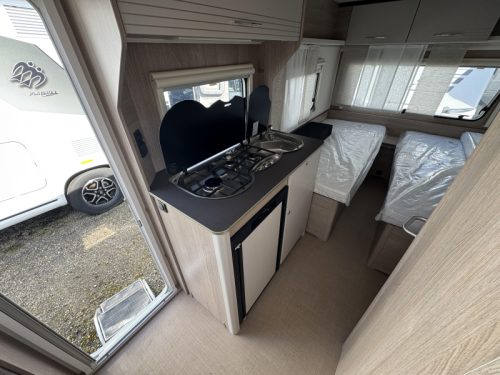 B&uuml;rstner Premio Life 480 TL Mover and Thule awning photo: 12