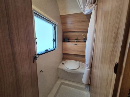 Wilk Vida 420 FD mover, awning, top condition photo: 4