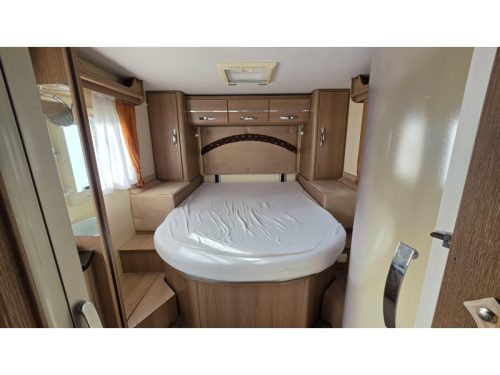 McLouis MC4 74G Queensbed pop-top roof photo: 5