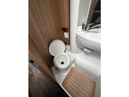 Autocaravana Perfilada Carado T 338 | Control de crucero | Toldo | C&aacute;mara de marcha atr&aacute;s | Ducha | WC | 4 Plazas para dormir | TV con sat&eacute;lite autom&aacute;tico foto: 21