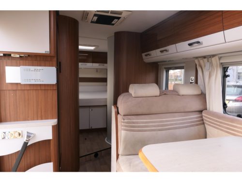 Dethleffs Advantage I7050 A-class with French bed automatic photo: 12