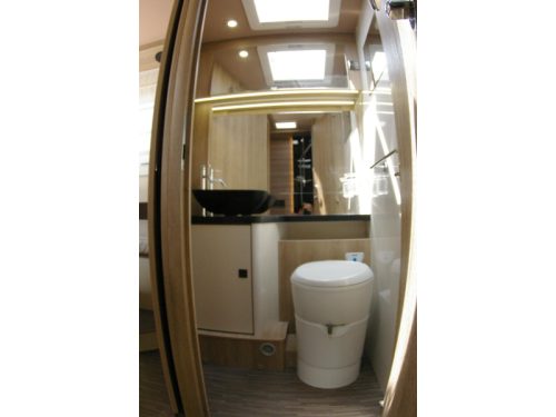 Mobilvetta Kea 90 I Queen bed, Pull-down bed, Garage photo: 15