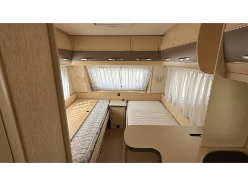 Hobby La Vita Bionda 495 UL single beds dinette photo: 2