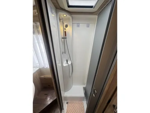 Hymer B698 Queensbed L-Sitzgruppe 150PS TV Foto: 12