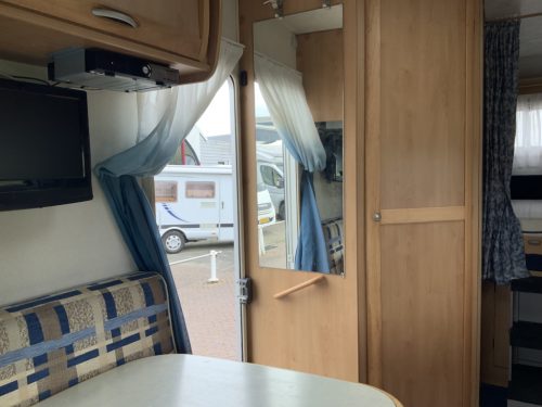 McLouis Lagan 253 G Semi-integrated, Small camper, with bicycle garage, Transverse bed, Year 2006 Camper center On The Road photo: 17