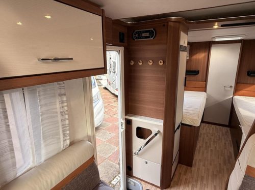 LMC H747 Single beds and a pop-top roof, bearlock, camera photo: 15