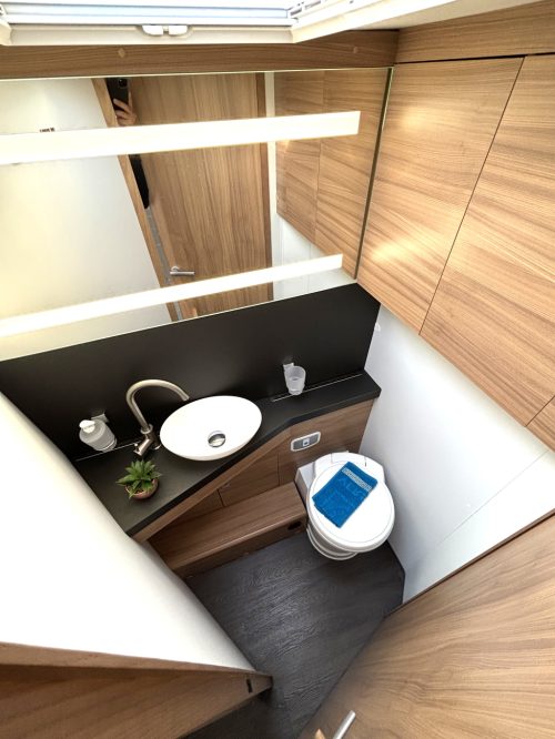 Adria Matrix Plus 670DC QUEENSBED + POP-TOP ROOF + FACE TO FACE photo: 9