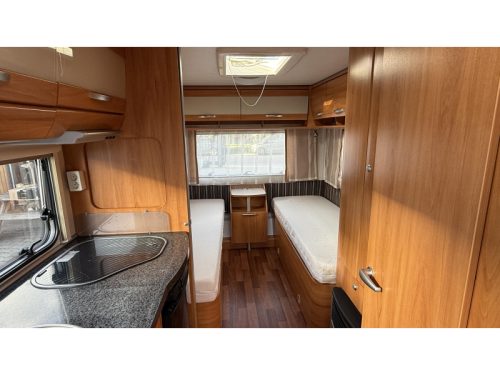 Eriba Nova 480 GL Einzelbetten Sitzgruppe Foto: 1