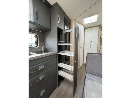 Hobby De Luxe 545 KMF sfeer-3bed-c6e-vloerv-etc  Foto: 8