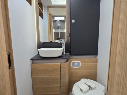 Adria Matrix Plus 670 DL Neuestes Modell 8-Gang-Automatik Foto: 12