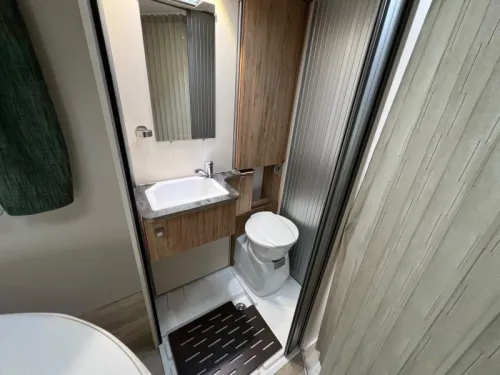 Pilote Essentiel G 650 6.5M LONG/OVERHEAD CUPBOARDS photo: 9