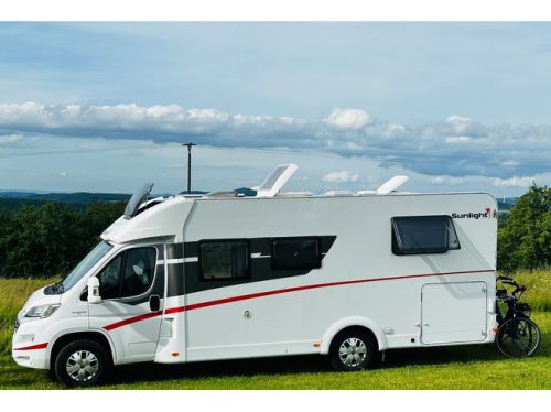 Sunlight T69L Queensbed and pop-top roof in neat condition. photo: 3