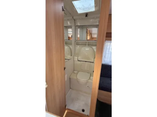 Home-Car Racer Trophy 43 fixed bed dinette toilet photo: 3