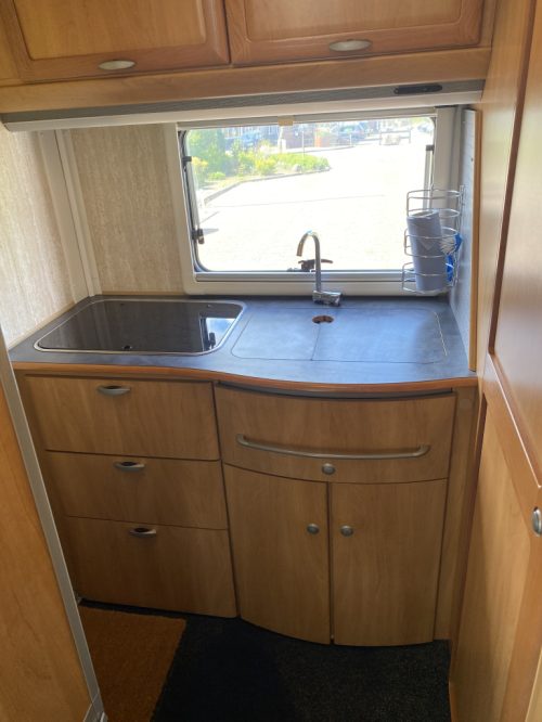 Hymer B 584 2.8 JTD 128 Pk Integral, Drop-down bed front, Long bench, 3 Swivel seats, End kitchen etc. Year 2002. B 584 Marum photo: 20