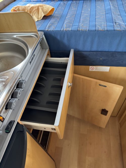 Dethleffs Globebus 1 110 HP, Transverse bed, half-dinette, swivel seats, Engine air conditioning, neat camper, length 6.00 Year 2006 Camper centrum on the road Marum photo: 9