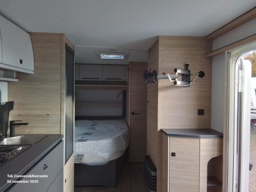 Fendt Apero 465 SFB central kitchen and French bed photo: 6