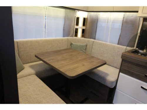 Hobby Excellent Edition 540 UFF Queensbed & Rundsitzgruppe! Foto: 13