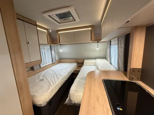 Knaus Sport 460 EU single beds / dinette photo: 11
