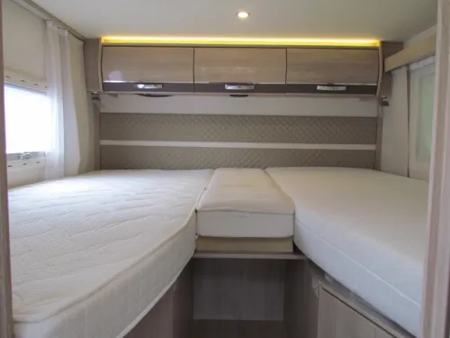 Autocaravana Rapido 666 F Longitudinal, Cama basculante, Autom&aacute;tica foto: 2