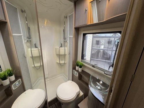 Adria Matrix Supreme M 657SF 150 hp Euro5 Renault Master **Excellent condition/4 seats/6 berths/Spacious round seating/Alde/Solar panel photo: 19