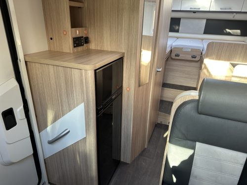 Sunlight T67S Automatic Adventure Single Beds photo: 11