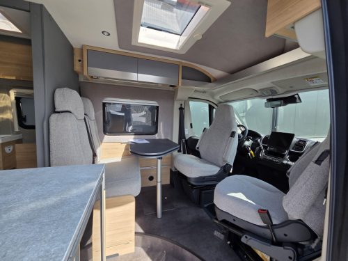 P&ouml;ssl Trenta 640 Autom&aacute;tico - Cama longitudinal foto: 2