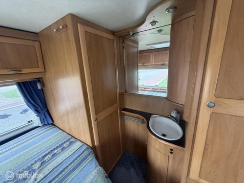 Hymer B574 &ndash; Spacious A-class Motorhome with fixed bed AND generous pop-top bed photo: 9