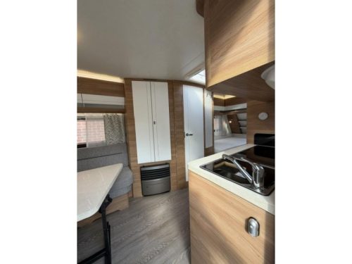 Hobby De Luxe 495 UL Inkl. Rangierhilfe und Markise Foto: 12