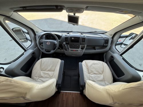ELNAGH Prince 590L - 2011 - Luxury Semi-integrated - 86,000km Prince 590L photo: 4