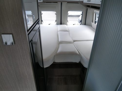 P&ouml;ssl Roadcruiser 640, Automaat, Slaaphefdak, Lengtebedden foto: 16