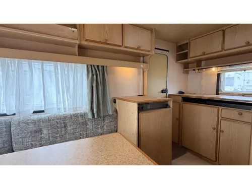 Knaus Sudwind 350 H kopkeuken toilet rondzit  foto: 8