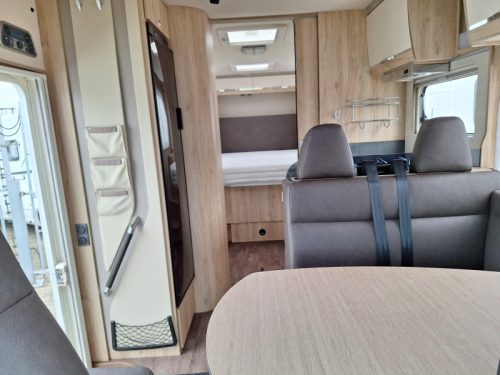 Eura Mobil Profila RS 720 QB FIXED BED+POP-TOP ROOF  photo: 3